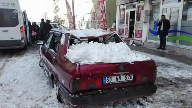 Sarıkamış'ta üzerine kar kütlesi düşen araç kullanılamaz hale geldi