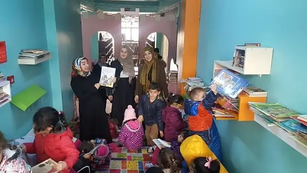 Sason'da anaokulu öğrencileri kütüphaneyi gezdi