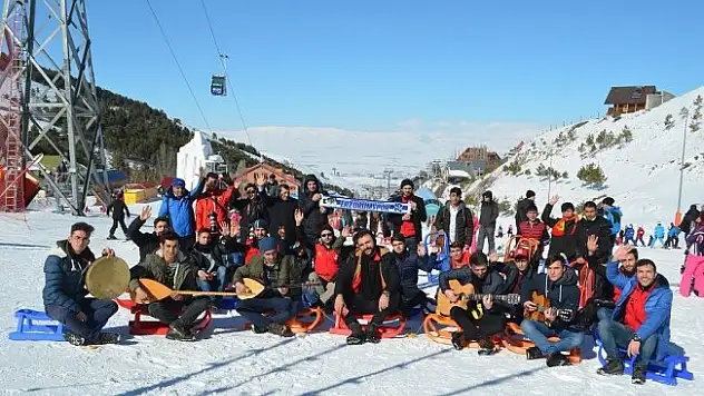 Gençlerden Sazlı sözlü kızak keyfi