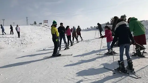 Sevgi Evlerinde kalan çocuklar kayakla tanıştı