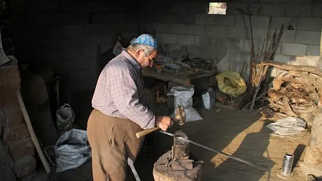 Sınırda 50 yıldır demir dövüp ekmeğini çıkartıyor