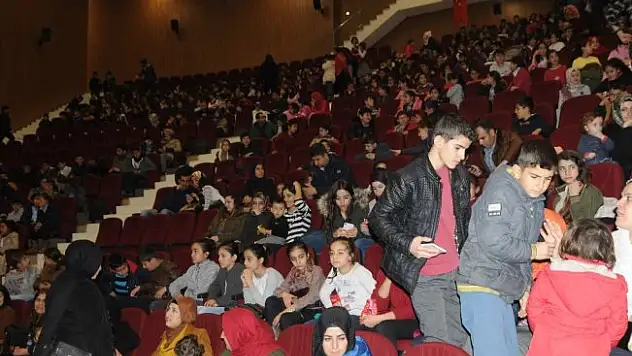 Şırnak'ta öğrenciler tiyatroyla buluştu
