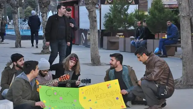 Sokak müziği yaparak çocuk istismarına hayır dediler