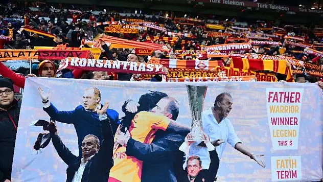 Taraftarlardan Gomis'e pankartlı destek
