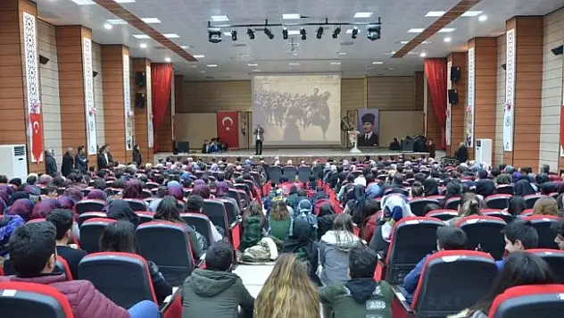 Tarihçi-Yazar Talha Uğurluel'den öğrencilere 'Mehmetçik' konulu konferans