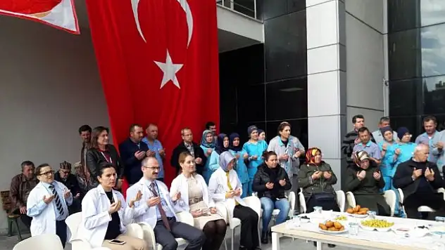 Temizlik personeli şehitler için lokma döktürdü