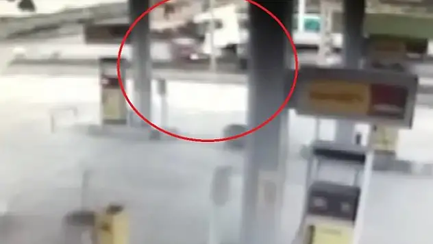 Tırla otomobil çarpıştı: Feci kaza kamerada