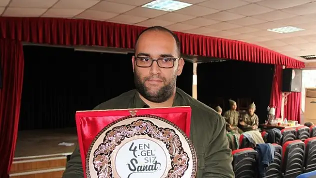 Tiyatro ile hayata bağlandı
