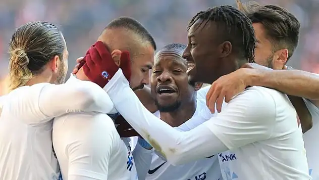 Trabzonspor Beşiktaş'a kilitlendi