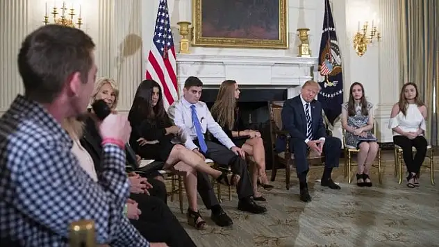 Trump, silahlı saldırının yapıldığı lisenin öğrencileriyle bir araya geldi