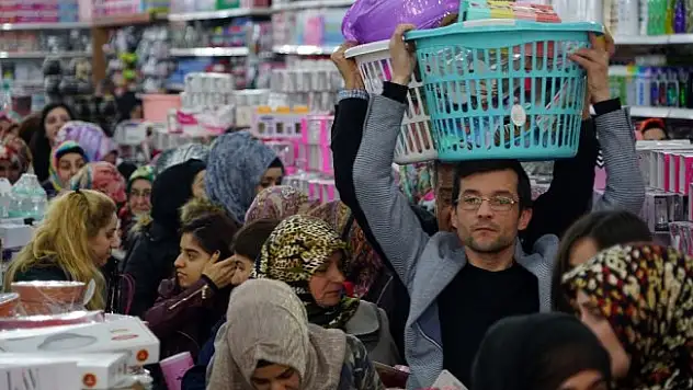 'Ucuz' satışlı açılış izdihama yol açtı