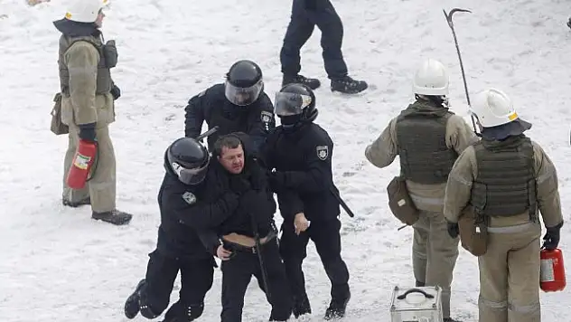 Ukrayna'daki çatışmalarda 8 polis yaralandı