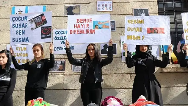 Üniversite öğrencileri çocuk istismarlarına karşı güvercin uçurdu