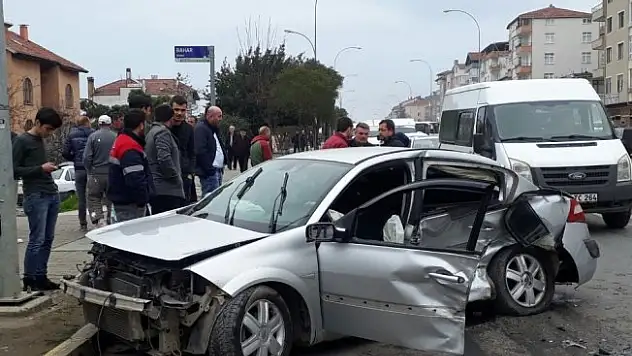 Ünye'de 2 otomobil çarpıştı: 3 yaralı