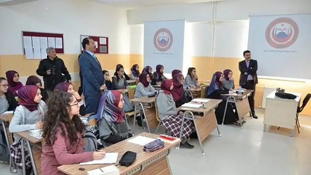 Vali Arslantaş, imam hatip liselerinde öğrenim gören öğrencileri ziyaret etti