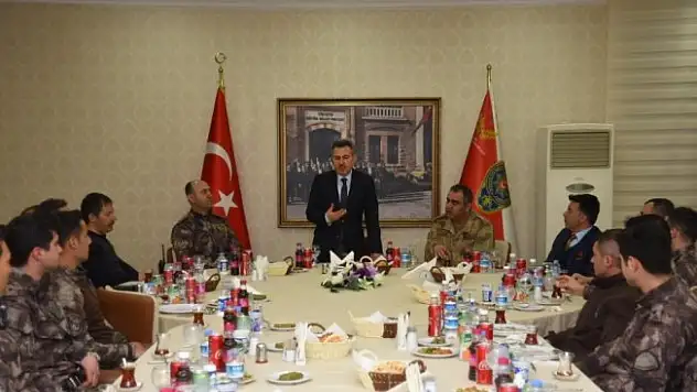 Vali Elban Afrin'e gönderilecek askerlerle yemekte buluştu