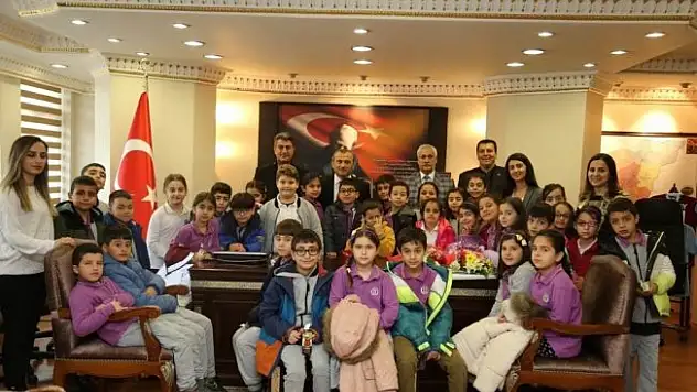 Vali Sonel, öğrencileri makamında ağırladı