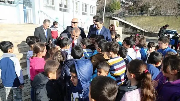 Vali Sonel'den okul ziyareti