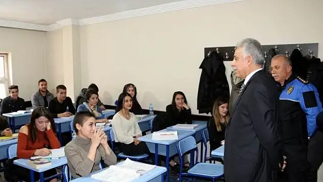Vali Toprak destekleme kurs merkezini ziyaret etti