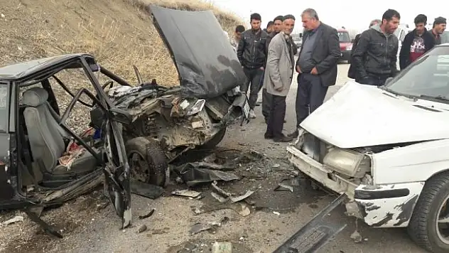 Van'da 2 Otomobil Kafa Kafaya Çarpıştı: 3 yaralı