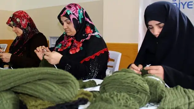 Vanlı kadınlardan Mehmetçik için Örme Atkı ve Bere