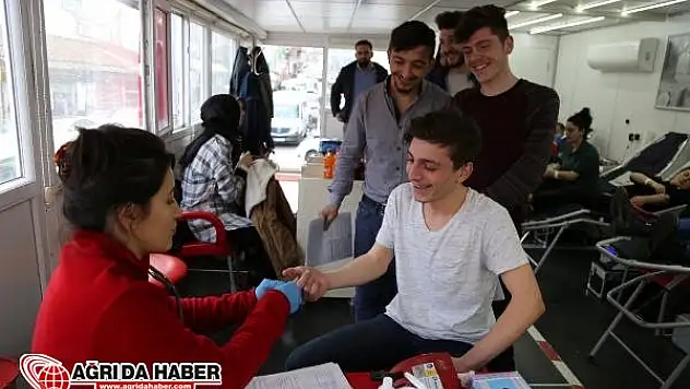 Yardım İsteyen Melis Bebek İçin Hastaneye Akın Ettiler!