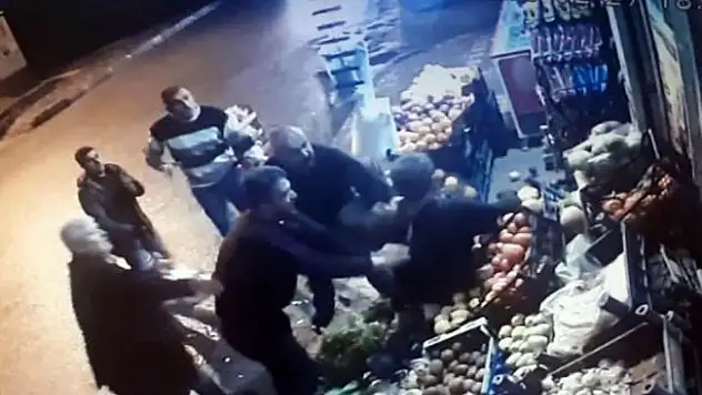 Yerde hareketsiz yatan adamı öldüresiye dövdüler
