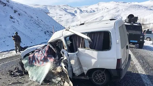 Yolcu otobüsüyle hafif ticari araç çarpıştı: 2 ölü, 4 yaralı