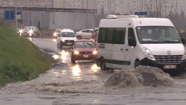 Yollar göle döndü, sürücüler zor anlar yaşadı