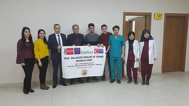 Yurtdışına giden öğrenciler müdür Kaya'yı ziyaret etti