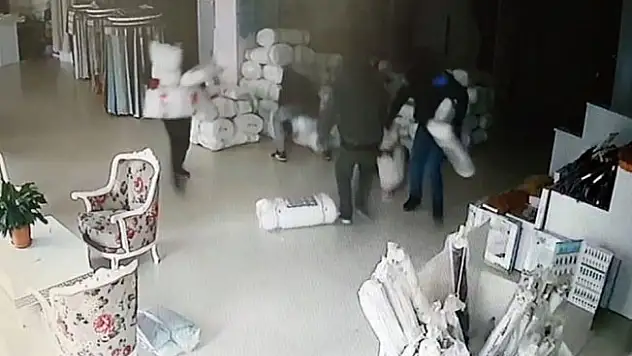 25 bin liralık perdeyi böyle çaldılar