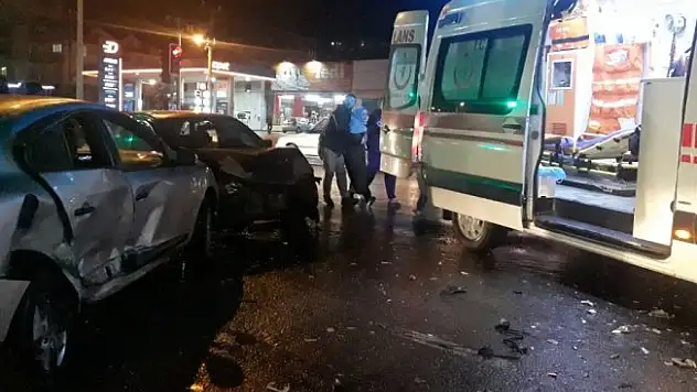 2 otomobil çarpıştı: 1'i çocuk 6 yaralı