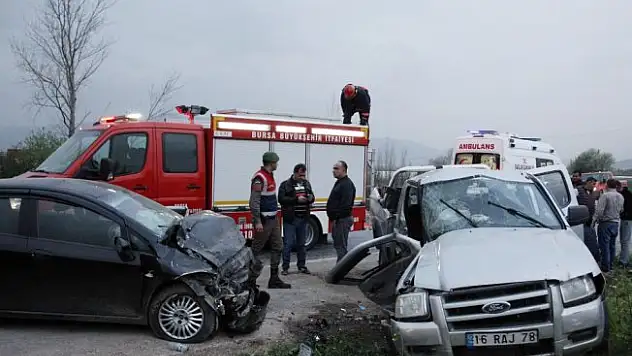 2 otomobil kafa kafaya çarpıştı: 1 ölü, 7 yaralı