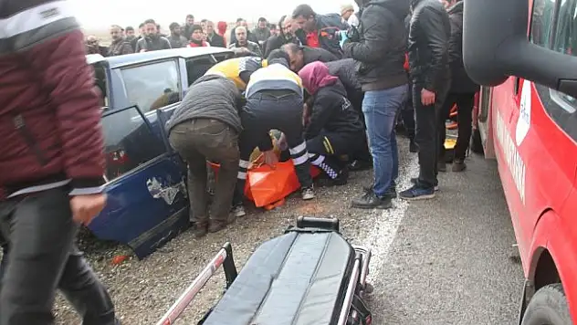 2 otomobil kafa kafaya çarpıştı: 2 ölü, 6 yaralı