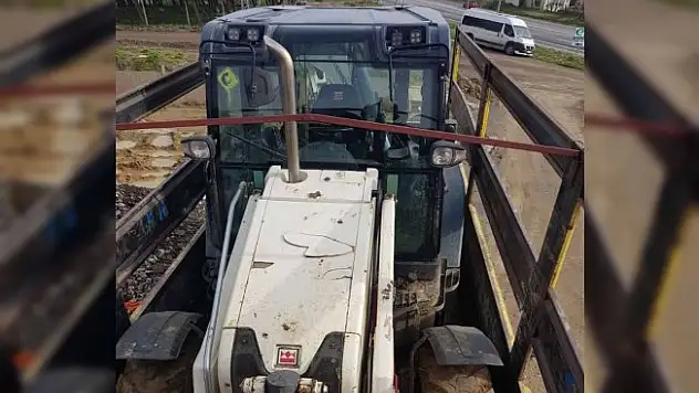 400 bin liralık iş makinesini çaldı