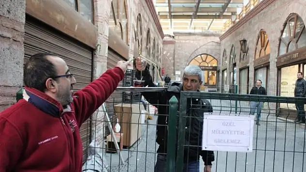 600 yıllık hanın yolunu tel örgüyle kapattı