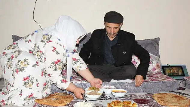 6 ay ömür biçilen eşine 8 yıldır gözü gibi bakıyor