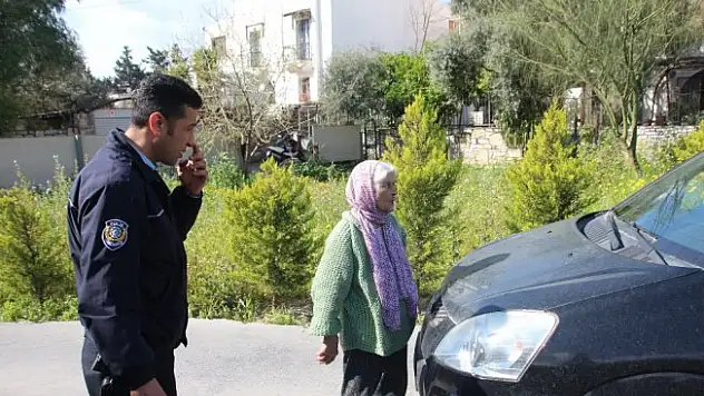 89 yaşındaki nine yola fırladı, caddeyi trafiğe kapattı