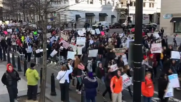 ABD'de öğrenciler silah yasasını protesto etti