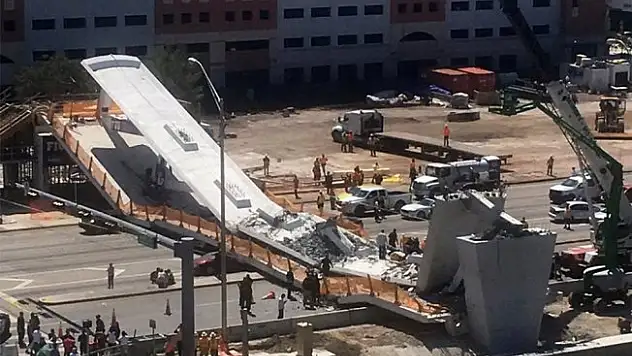 ABD'de üst geçit çöktü: 4 öldü