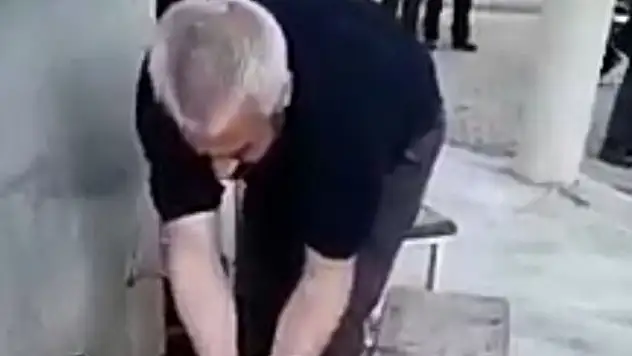 Abdest alırken elleriyle köpeğe su içirdi