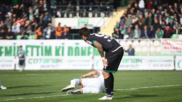 Adana Demirsporlu Sezer Özmen'in ayağı kırıldı