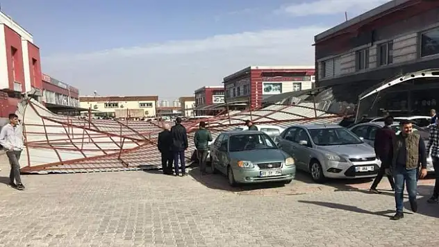 Adana'da şiddetli rüzgar hayatı olumsuz etkiledi