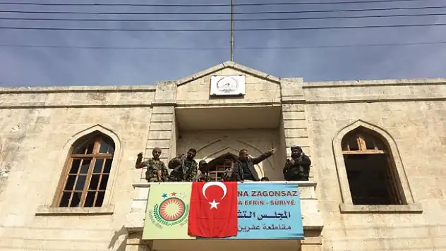 Afrin kent merkezine Türk bayrağı asıldı