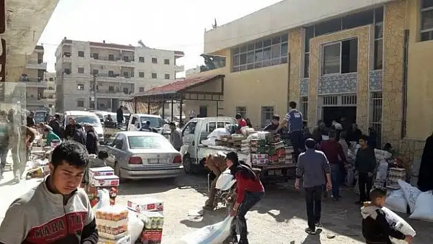 Afrin'de halk PYD'nin gıda deposunu bastı