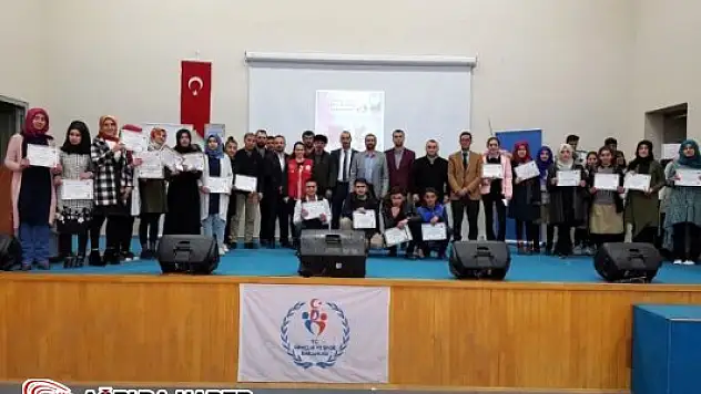 Ağrı'da Gençler Birbirleri ile Yarıştı