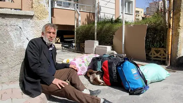 Ailesi tarafından kapı dışarı edildi