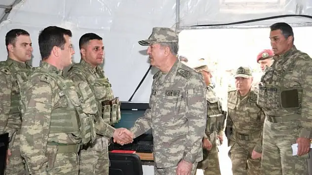 Akar Kilis'teki birlikleri denetliyor
