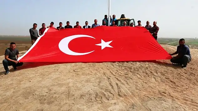 Akçakale'ye iki dev Türk bayrağı dikildi