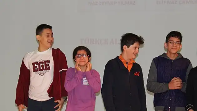 Alperen'in ablası, gözyaşlarıyla ödülünü aldı